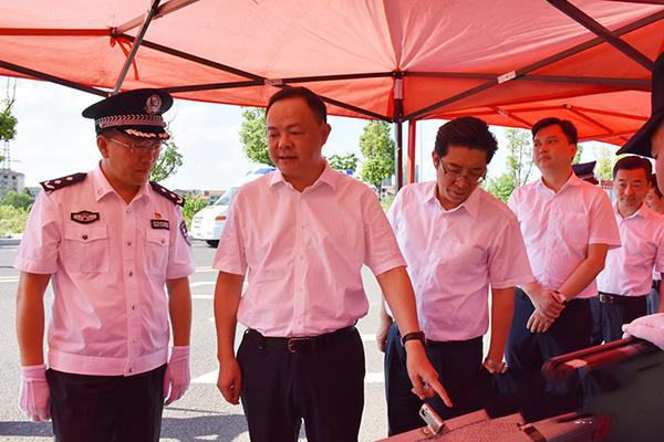 衡阳市委领导参观了解警用器械